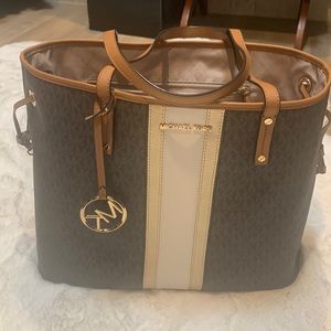 Michael Kors Jet Set Carry All Tote